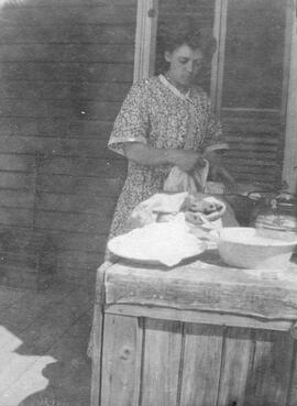 Femme qui fait la véseille