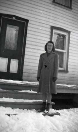 Vachon Irène debout devant un escalier extérieur
