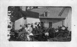 Plusieurs personnes dans des chariots