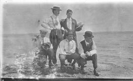 Plusieurs hommes sur le bord du Fleuve St-Laurent