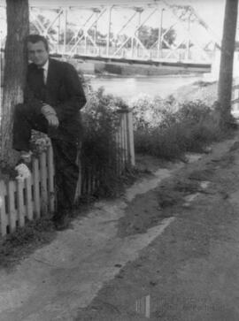 Homme tenant une pose devant le pont de Saint-Casimir