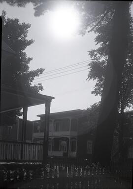 Éclipse solaire devant le garage Readman, sur la rue St-Pierre