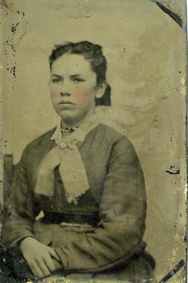 Jeune femme posant assise