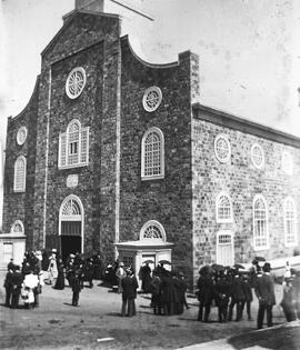 Sur le parvis de l'église