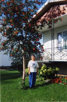 Eliette Vohl devant sa maison