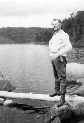 Un homme près du lac