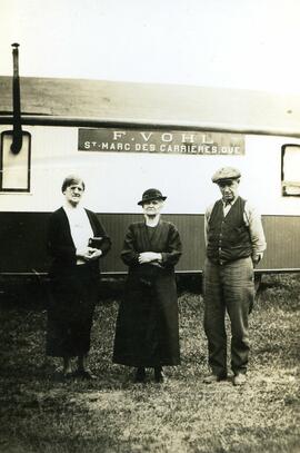 Régina Gauthier, Clara Gauthier et Fortunat Vohl devant la roulotte à chevaux