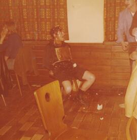 Personne qui se fait casser des oeufs sur la tête