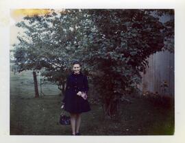 Sylvie Vohl dans la cour de ses parents à l’occasion du mariage de Julien-Marie Vohl