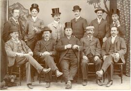 Groupe d’hommes aux chapeaux. Debout : Arthur Hardy, A.-E. Granbois, Adélard Lacroix et Thomas Ferron. Assis : Joseph Trottier, Adelma Paquet, Delphis (Adolphe) Dolbec, Samuel Dussault et Oscar Lacoursière