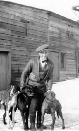 Un homme (possiblement Paul-René) avec ses chiens