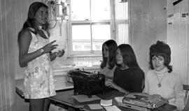 Préparation l'expo 1971 - dans le moulin banal :  Joan Dion, debout, à la dactylo : Lise Morency à gauche, Ghislaine Rivard et Céline Portelance