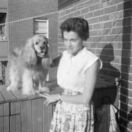 Femme dehors sur la balcon accompagné de Zita le chien