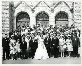 Groupe devant l’église au mariage de Vallier Petitclerc et Huguette Bélanger
