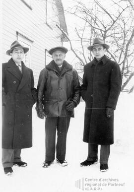 Photo de trois hommes dehors en hiver