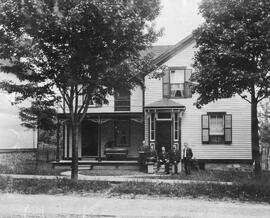 Photo de groupe devant une maison