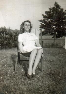 Rollande assise dans un transat