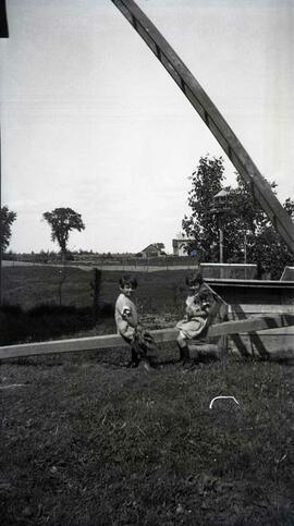 Deux enfants à l'extérieur