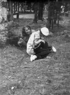 Deux femmes dehors en forêt