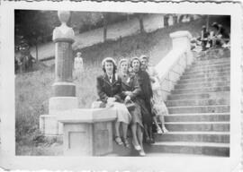 Jeunes filles assises dans un escalier