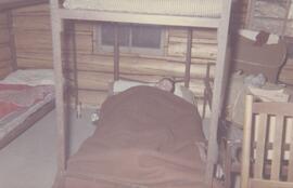 Homme qui dort dans un lit superposé