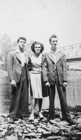 Deux hommes et une femme devant la rivière Sainte-Anne