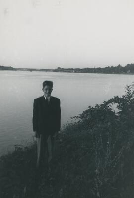 Homme près de l'eau