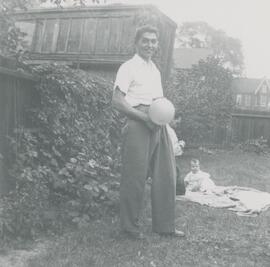 Un homme tenant un ballon