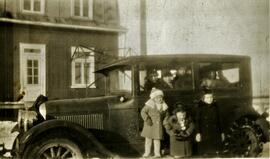 Les enfants Vohl avec la voiture