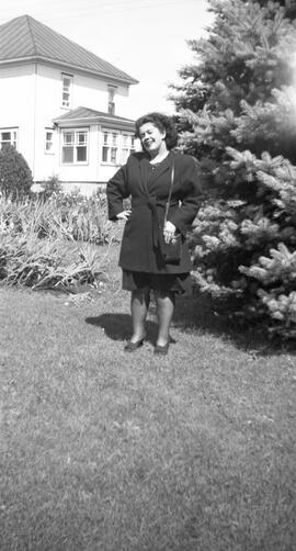 Femme devant un sapin