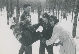 Adultes qui jouent dans la neige