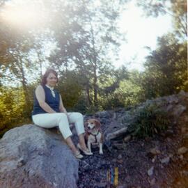 Une femme et un chien en forêt