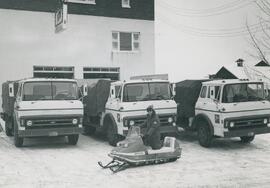 Devant l'usine – camions -  Sauveur Leduc sur motoneige – à droite, garage écurie Amédée Dussault – Liqueurs Leduc