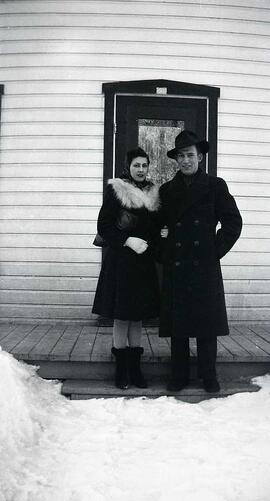 Paré Alphonsine Vachon Adélard devant la maison d'Arthur Vachon