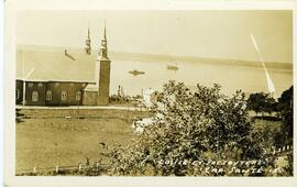 Église et presbytère de Cap Santé avec bateaux sur fleuve