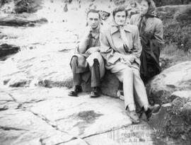 Trois personnes près d’une chute