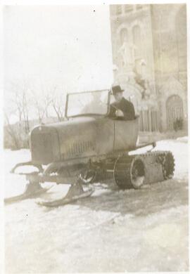 Le vicaire Napoléon Pelletier avec une motoneige de son cru