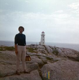 Photo d’une femme devant un phare