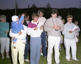 Bénédiction de la croix du chemin au rang du nord par le curé Martin St-Amand en compagnie du maire de St-Raymond