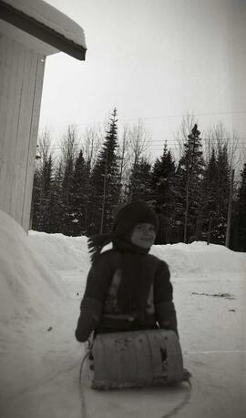 Trudel Élaine sur une traîne dans la cour d'Arthur Vachon