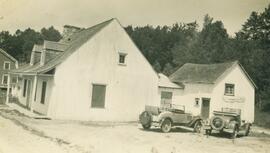 103 rue Chavigny et 2 automobiles anciennes décapotables