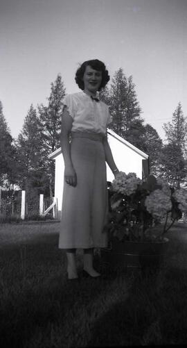 Vachon Rollande debout près d'une clôture