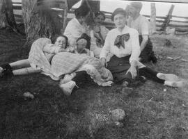 Photo de famille dans le gazon