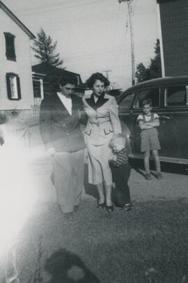 Famille devant leur voiture