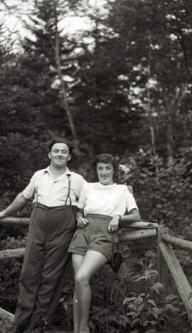 Une femme et un homme à l’extérieur