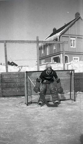 Richard Joseph en gardien de but à la patinoire de Chute Panet