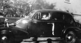 Une femme dans une voiture