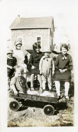 Rose-Alma Tremblay (gauche), Paul-Eugène Vohl (voiturette) et d’autres enfants