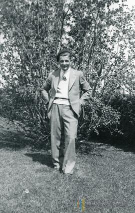 Portrait d’un homme dehors dans un jardin