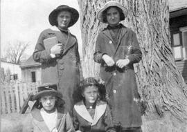 Deux femmes avec 2 jeunes femmes